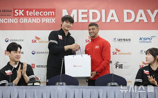 [서울=뉴시스] 이영환 기자 = 오상욱이 30일 오전 서울 송파구 올림픽파크텔에서 열린 2025 서울 SK텔레콤 국제그랑프리펜싱선수권대회 미디어데이에서 파레스 페르자니에게 선물을 전하고 있다. 2025.04.30. 20hwan@newsis.com