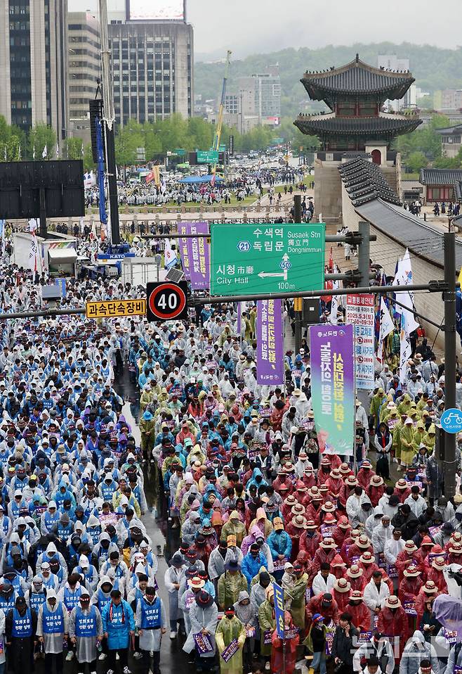 [서울=뉴시스] 김명년 기자 = 1일 오후 서울 종로구 경복궁 동십자각 앞에서 '제135주년 세계노동절 한국노총 전국노동자대회'가 열리고 있다. 2025.05.01. kmn@newsis.com