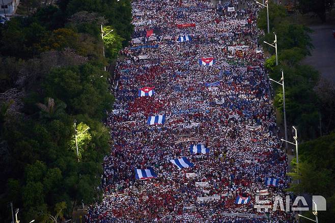 [아바나=AP/뉴시스] 1일(현지 시간) 쿠바 아바나에서 시민들이 노동절을 맞아 혁명 광장을 행진하고 있다. 2025.05.02.