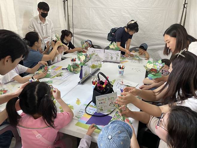 [서울=뉴시스] '어린이 책 잔치' 행사 부스 운영 모습.(사진=국립한글박물관 제공) 2025.05.02. photo@newsis.com *재판매 및 DB 금지