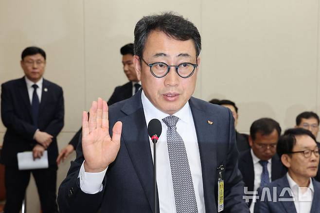 [서울=뉴시스] 권창회 기자 = 30일 오전 서울 여의도 국회에서 열린 과학기술정보방송통신위원회 전체회의에서 유영상 SKT텔레콤 사장이 증인선서를 하고 있다. 2025.04.30. kch0523@newsis.com