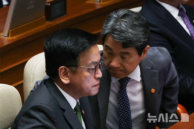 [서울=뉴시스] 권창회 기자 = 1일 서울 여의도 국회에서 열린 제424회 국회(임시회) 제7차 본회의에서 최상목 경제부총리 겸 기획재정부 장관과 이주호 사회부총리 겸 교육부 장관이 대화하고 있다. 2025.05.01. kch0523@newsis.com