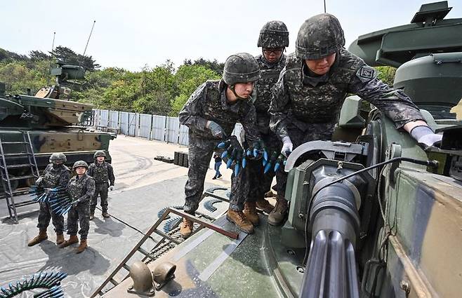 [서울=뉴시스] 육군은 지난달 30일부터 강원도 고성 해안 일대에서 대공 실사격 훈련을 실시했다고 2일 밝혔다.이번 훈련은 적 공중위협 대비 방공작전능력 향상과 저고도 대공방어태세 강화를 목적으로 계획되었다. 사진은 2기갑여단 장병들이 본격적인 훈련에 앞서 비호복합에 30mm 연습예광탄을 장전하는 모습. (사진=육군 제공) 2025.05.02. photo@newsis.com *재판매 및 DB 금지
