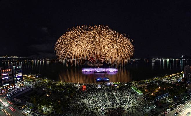 [목포=뉴시스]목포 해상W쇼. (사진=목포시 제공) 2025.05.02. photo@newsis.com *재판매 및 DB 금지