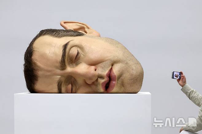 [서울=뉴시스] 박진희 기자 = 국립현대미술관과 까르띠에 현대미술재단은 10일 서울 종로구 국립현대미술관 서울에서 한국 최초로 호주 출신 작가 론 뮤익(Ron Mueck)의 개인전 기자간담회를 갖고 작가의 자화상인 작품 '마스크 II'를 선보이고 있다. 2025.04.10. pak7130@newsis.com