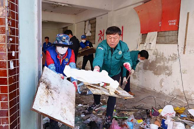 [울산=뉴시스] 박수지 기자 = 김종훈 울산 동구청장이 2일 일산동 미착공 주택건설사업 부지 내 방치된 쓰레기로 인한 생활불편 민원 해소를 위해 환경정비를 실시하고 있다. (사진=동구 제공) 2025.05.02. photo@newsis.com *재판매 및 DB 금지