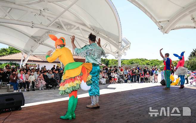 [제주=뉴시스] 우장호 기자 = 어린이날을 사흘 앞둔 2일 제주시 조천읍 에코랜드 테마파크 내 클라우드 스테이지에서 가족단위 관람객들이 특별 공연을 감상하며 즐거운 시간을 보내고 있다. 2025.05.02. woo1223@newsis.com