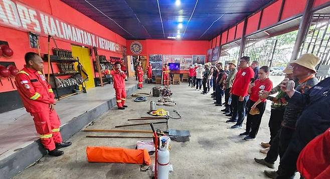 [보고르=뉴시스] 이탄지 산불 대응 교육·훈련의 모습.(사진=산림청 제공) *재판매 및 DB 금지