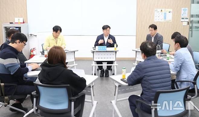 [광명=뉴시스]박승원 광명시장(사진 가운데)이 1일 광명역터미널 1층 공익활동지원센터에서 사고로 대피한 구석말 주민과 건물주, 자영업자 대표 등 6명과 간담회를 진행하고 있다.(사진=광명시 제공)2025.05.02.photo@newsis.com