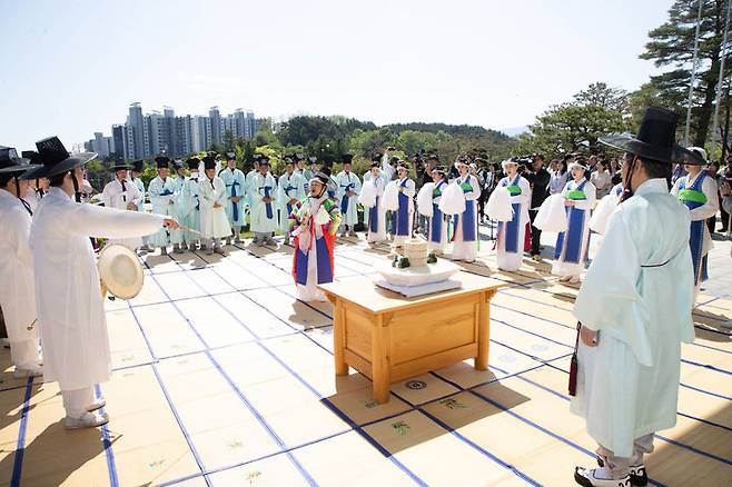 [강릉=뉴시스] 2025 강릉단오제 시작을 알리는 신주미 봉정행사가 강릉시청 앞에서 열리고 있다.(사진=강릉시 제공) photo@newsis.com *재판매 및 DB 금지