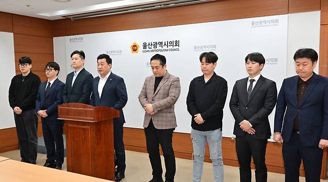 [울산=뉴시스] 박수지 기자 = 국민의힘 안대룡 울산시의원과 남구갑 당원협의회 당직자들이 2일 시의회 프레스센터에서 기자회견을 열고 김상욱 의원에게 탈당을 요구하고 있다. (사진=시의회 제공) 2025.05.02. photo@newsis.com  *재판매 및 DB 금지