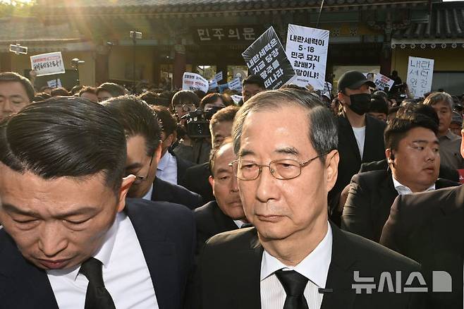 [광주=뉴시스] 이영주 기자 =  한덕수 전 국무총리가 2일 오후 광주 북구 운정동 국립5·18민주묘지에서 오월 영령을 향한 참배에 나서던 중 참배를 반대하는 광주시민들에 가로막혀 돌아서고 있다. 2025.05.02. leeyj2578@newsis.com