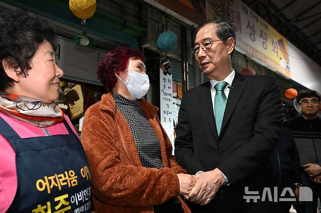 [광주=뉴시스] 김혜인 기자 = 대선 출마를 선언한 한덕수 전 국무총리가 2일 오후 광주 동구 대인시장을 찾아 시장 상인들과 인사하고 있다. 2025.05.02. hyein0342@newsis.com