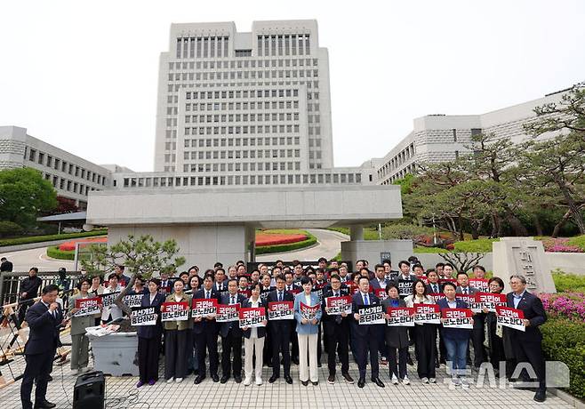[서울=뉴시스] 홍효식 기자 = 더불어민주당 의원들이 2일 오후 서울 서초구 대법원 앞에서 이재명 대선 후보의 공직선거법 위반 사건을 유죄 취지로 파기환송 판결한 것과 관련해 대법원 규탄 기자회견을 하고 있다. 2025.05.02. yesphoto@newsis.com