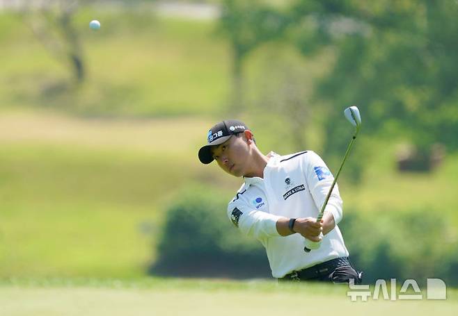 [성남=뉴시스]조우영, GS칼텍스 매경오픈 2라운드 공동 선두. (사진=KGA 제공)