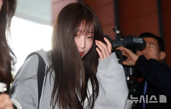 [서울=뉴시스] 김혜진 기자 = 먹방 유튜버 쯔양(본명 박정원)이 16일 오전 김세의 가로세로연구소(가세연) 대표 고소 관련 고소인 조사를 받기 위해 서울 강남구 강남경찰서로 출석하고 있다. 2025.04.16. jini@newsis.com