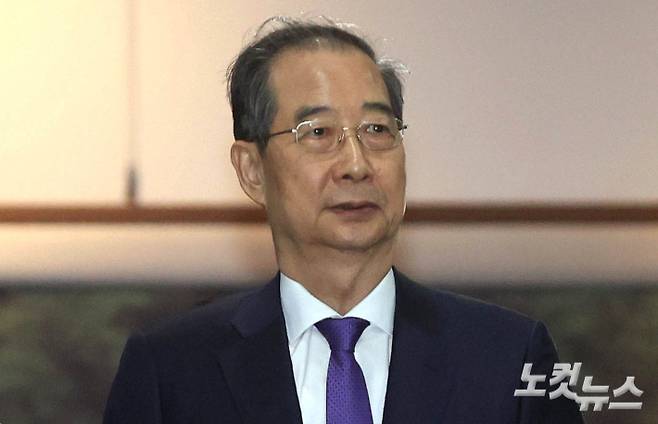 한덕수 대통령 권한대행 겸 국무총리가 1일 오후 서울 종로구 정부서울청사에서 대국민담화를 통해 사퇴를 표명한 뒤 청사를 나서고 있다. 황진환 기자