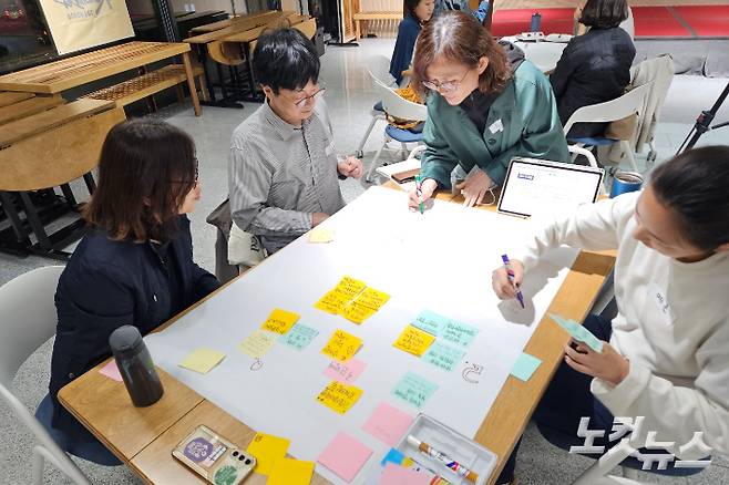 조별 활동 중인 참가자들.