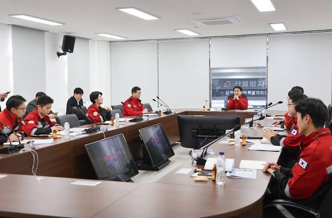 강원도 산불방지센터를 찾아 봄철 산불방지 태세를 점검 중인 김진태 강원도지사. 강원도 제공