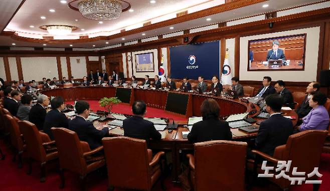 이주호 대통령 권한대행이 2일 정부서울청사에서 열린 국무회의를 주재하고 있다. 교육부 제공