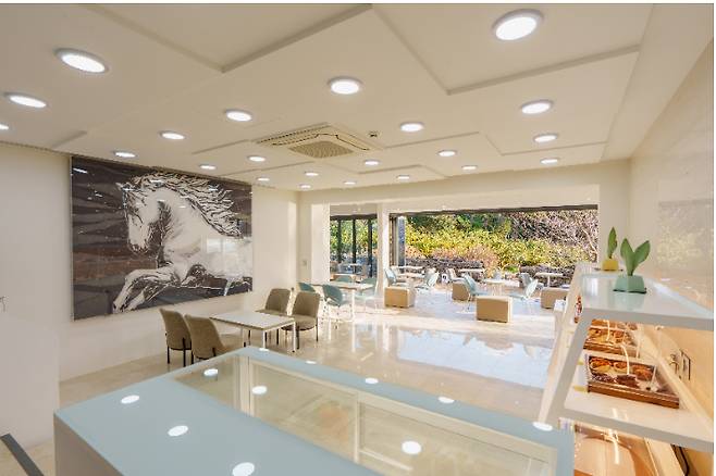 세미양 카페 내부 모습. 장원재 안수집사 제공