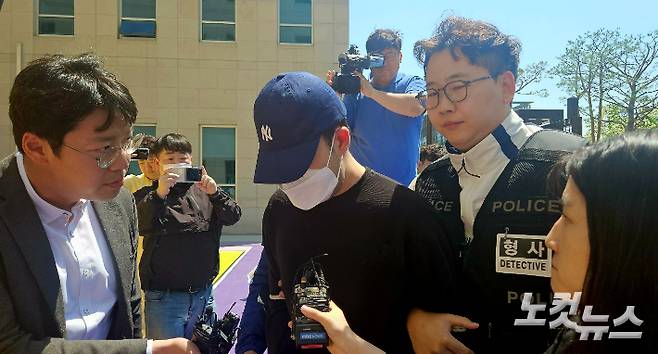 지난달 28일 청주의 한 고등학교에서 흉기 난동을 벌인 A(18)군이 영장실질심사를 받기 위해 법원에 출석하는 모습. 임성민 기자