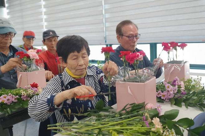 포항YWCA는 28일부터 3일간 어르신 450명을 대상으로 '꽃바구니 만들기' 문화활동을 진행했다. 포항YWCA 제공
