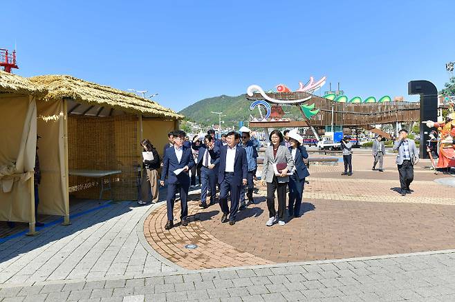 정기명 여수시장은 2일 이순신광장 일대를 방문, 행사 진행 계획과 안전 대책을 보고받고 무대, 시설물 등을 점검했다. 여수시 제공