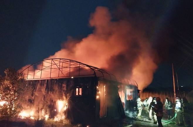 소방관들이 비닐하우스 화재를 진화하고 있다. 경주소방서 제공