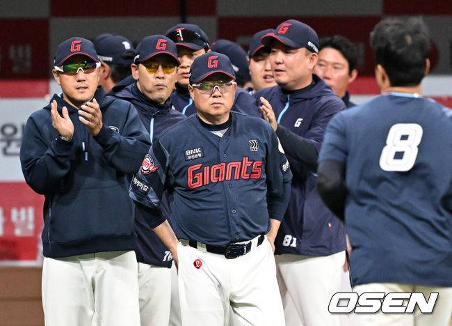 [OSEN=고척, 이대선 기자] 프로야구 롯데 자이언츠가 키움 히어로즈 상대로 3연전 스윕에 성공했다.롯데는 1일 서울 고척 스카이돔에서 열린 20245 KBO리그 키움과 경기에서 5-0으로 승리했다. 롯데는 키움 3연전을 싹쓸이하며 선두 LG 트윈스를 1.5경기 차이로 추격했다. 경기 종료 후 롯데 김태형 감독이 선수들과 승리의 기쁨을 나누고 있다. 2025.05.01 /sunday@osen.co.kr