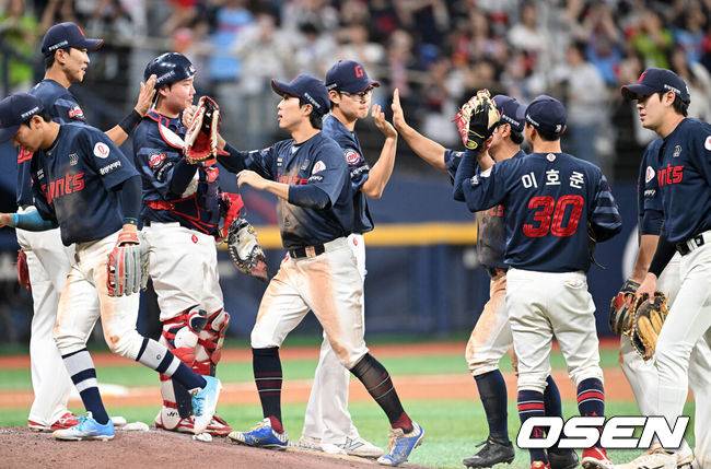 [OSEN=고척, 이대선 기자] 프로야구 롯데 자이언츠가 키움 히어로즈 상대로 3연전 스윕에 성공했다.롯데는 1일 서울 고척 스카이돔에서 열린 20245 KBO리그 키움과 경기에서 5-0으로 승리했다. 롯데는 키움 3연전을 싹쓸이하며 선두 LG 트윈스를 1.5경기 차이로 추격했다. 경기 종료 후 롯데 선수들이 승리의 기쁨을 나누고 있다. 2025.05.01 /sunday@osen.co.kr