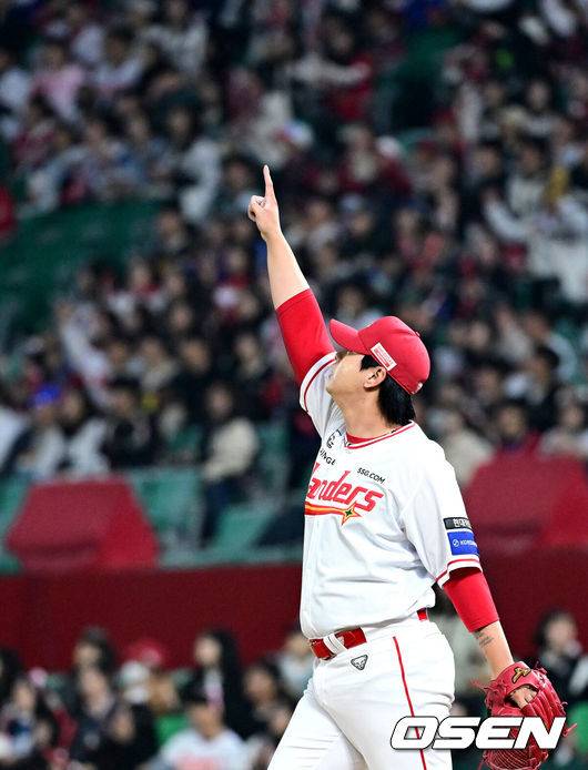 [OSEN=인천, 최규한 기자] 1일 오후 인천 SSG랜더스필드에서 ‘2025 신한 SOL Bank KBO리그’ SSG 랜더스와 삼성 라이온즈의 경기가 열렸다.이날 홈팀 SSG는 송영진, 방문팀 삼성은 이승현을 선발로 내세웠다.6회초 2사 1, 2루 상황 SSG 김민이 삼성 이재현을 외야 뜬공으로 이끈 뒤 타구를 손으로 가리키고 있다. 2025.05.01 / dreamer@osen.co.kr