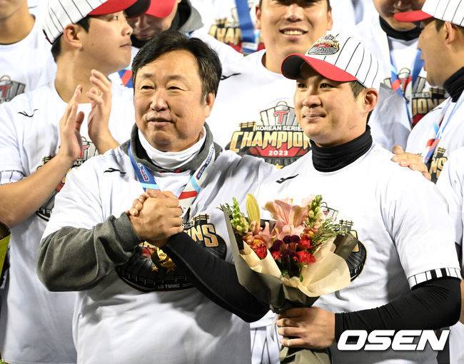 [OSEN=잠실, 이대선 기자] LG 트윈스가 29년 만에 한국시리즈 우승을 차지했다.&nbsp;LG는 13일 서울 잠실구장에서 열린 2023 KBO리그 한국시리즈(7전 4선승제) 5차전 KT와 경기에서 6-2로 승리했다. 이로써 LG는 1차전을 패한 후 4연승을 거두며 한국시리즈 우승을 차지했다. 1994년 우승 이후 무려 29년 만에 숙원인 한국시리즈 우승 한풀이에 성공했다. &nbsp;MVP를 차지한 LG 오지환이 차명석 단장과 기쁨을 나누고 있다. 2023.11.13 /sunday@osen.co.kr