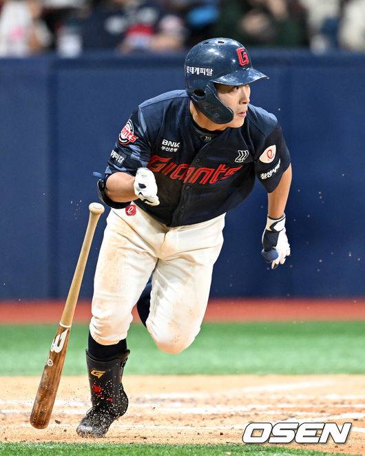 [OSEN=고척, 이대선 기자] 1일 오후 서울 고척스카이돔에서 2025 신한 SOL Bank KBO리그 키움 히어로즈와 롯데 자이언츠의 경기가 열렸다.키움은 조영건, 롯데는 데이비슨을 선발 투수로 내세웠다.4회초 2사 3루에서 롯데 황성빈이 적시타를 치고 있다. 2025.05.01 /sunday@osen.co.kr