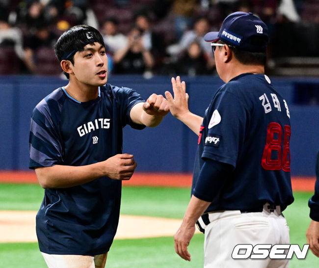 [OSEN=고척, 조은정 기자]프로야구 롯데 자이언츠가 화끈한 타격을 앞세워 주중 3연전 첫 경기를 승리로 장식했다.&nbsp;롯데는 29일 서울 고척스카이돔에서 열린 ‘2025 신한은행 SOL Bank KBO리그’ 키움 히어로즈와의 경기에서 9-3으로 승리했다.&nbsp;롯데 황성빈이 김태형 감독과 승리를 기뻐하고 있다. 2025.04.29 /cej@osen.co.kr