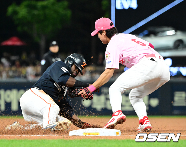 [OSEN=광주, 지형준 기자].6회초 무사 2루에서 한화 플로리얼이 문현빈의 유격수 땅볼에 3루에서 KIA 김도영에 태그아웃 당하고 있다. 2025.05.02 /jpnews@osen.co.kr
