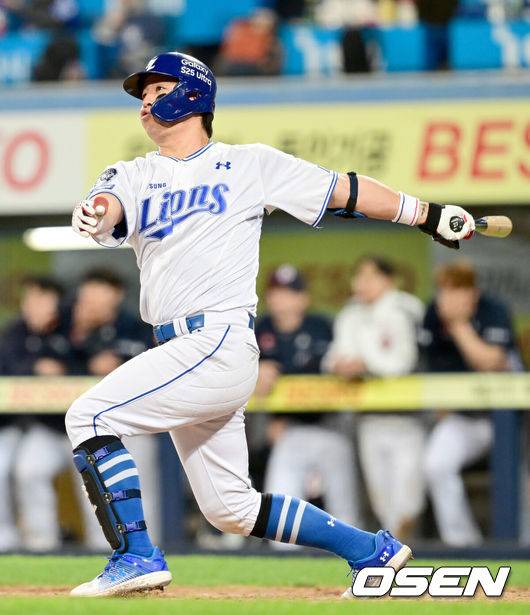 [OSEN=대구, 김성락 기자] 2일 대구 삼성라이온즈파크에서 '2025 신한 SOL Bank KBO리그' 삼성 라이온즈와 두산 베어스의 경기가 열렸다. 홈팀 삼성은 후라도, 두산은 잭로그를 선발로 내세웠다. 8회말 무사 2, 3루 삼성 강민호가 3점 홈런을 날리고 있다. 2025.05.02 / ksl0919@osen.co.kr