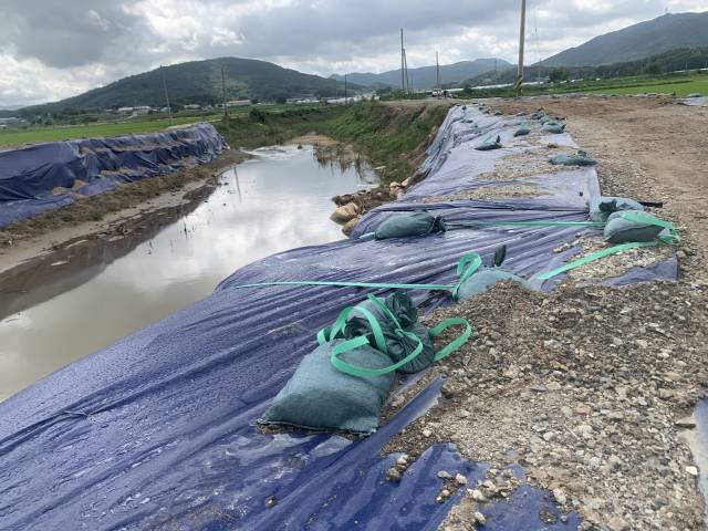 ▲지난해 7월에 내린 집중호우로 익산시 낭산면 산북천의 붕괴된 제방을 톤마대 설치로 임시 복구해 놓은 모습. 정부의 추가예산 반영으로 올해 335억원이 투자되는 등 개선복구의 길이 열렸지만 향후 집중 투자가 절실한 상황이다. ⓒ프레시안