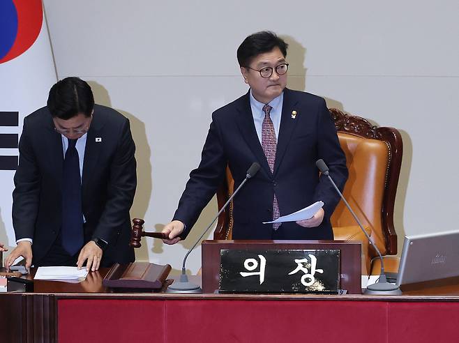 우원식 국회의장이 1일 국회에서 열린 본회의에서 최상목 경제부총리 겸 기획재정부 장관에 대한 탄핵소추안 표결 도중 최 부총리의 사의가 수리됨에 따른 표결 불성립을 알리고 있다.&nbsp; &nbsp;연합뉴스