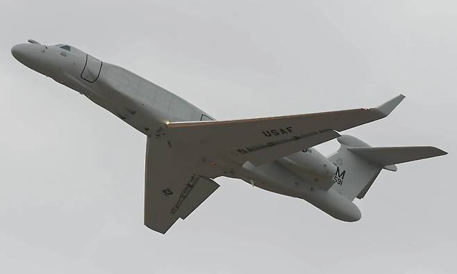 미 공군 전자전기 EA-37B가 활주로에서 이륙해 상승하고&nbsp;있다. 세게일보 자료사진