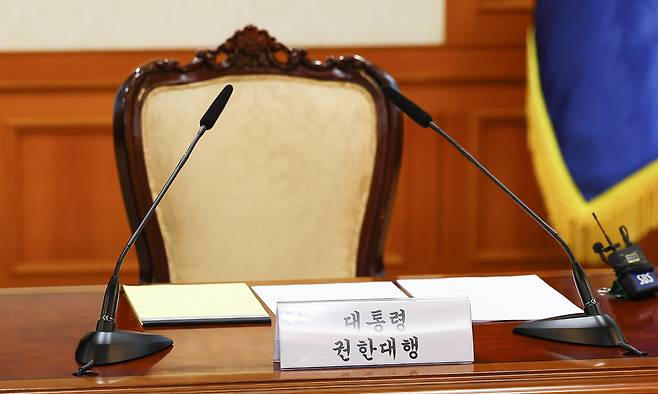 2일 정부서울청사에서 열린 긴급 국가안전보장회의에 대통령 권한대행 명패가 놓여 있다. 앞서 최상목 경제부총리 겸 기획재정부 장관은 1일 국회 탄핵소추안 표결을 앞두고 사임했다. 대행 1순위인 한덕수 국무총리도 1일 자로 사임해 사회부총리인 이주호 부총리가 이날 0시부로 대통령 권한대행을 맡게 됐다. 대통령실사진기자단