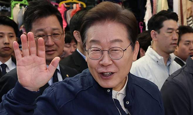 더불어민주당 이재명 대선 후보가 ''골목골목 경청투어'' 접경지역 방문 이틀째인 2일 강원도 철원군 동송전통시장에서 상인들과 만나 인사하고 있다. 연합뉴스