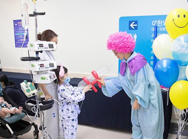 서울대어린이병원이 개최한 행사에서 한 어린이가 선물을 받고 있다. 서울대병원 제공