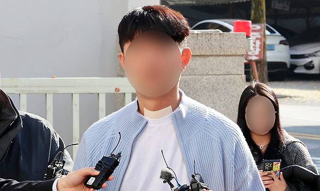 차량 여러 대를 동원해 구독자와 함께 음주운전 의심 차량을 멈춰 세운 혐의(도로교통법상 공동위험 행위)를 받는 ‘음주 헌터’&nbsp;유튜버 A씨가 지난해 1113일 광주지방법원에서 열리는 구속 전 피의자 심문(영장실질심사)에 출석하기 위해 이동하고 있다. 연합뉴스