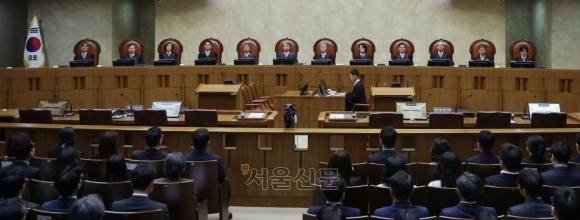 이재명 공직선거법 사건 대법원 선고 - 조희대 대법원장을 비롯한 대법관들이 1일 오후 더불어민주당 이재명 대선 후보의 공직선거법 사건 전원합의체 선고를 위해 서울 서초구 대법원 대법정에 입장해 자리에 앉아 있다. 2025.05.01 사진공동취재단