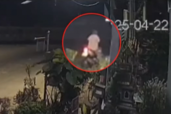 태국 논타부리주에서 이웃 여성의 속옷을 훔친 남성이 다시 범행을 저질렀다가 덜미가 잡히는 일이 벌어졌다고 지난달 23일(현지시간) 현지 매체가 전했다. 유튜브 채널 ‘Ch7HDNews’ 캡처