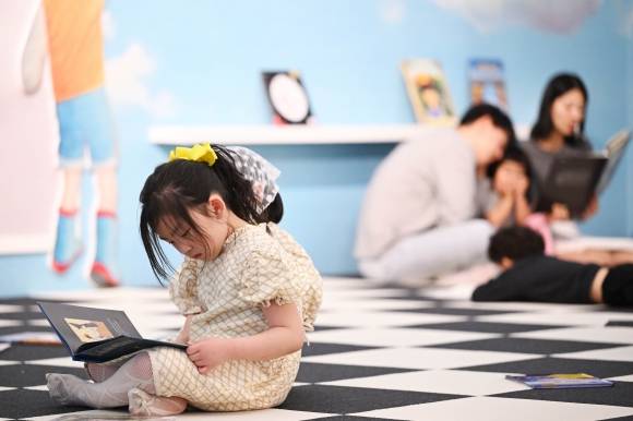 ‘앤서니 브라운展 마스터 오브 스토리텔링’이 개막한 2일 서울 서초구 예술의전당 한가람미술관에서 관람객들이 전시를 관람하고 있다. 2025.5.2 홍윤기 기자