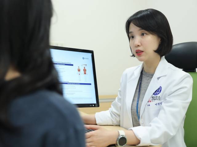 이영인(오른쪽) 세브란스병원 피부과 교수가 화농성 한선염 조기 진단 및 치료의 중요성에 대해 설명하고 있다. 사진 제공=세브란스병원