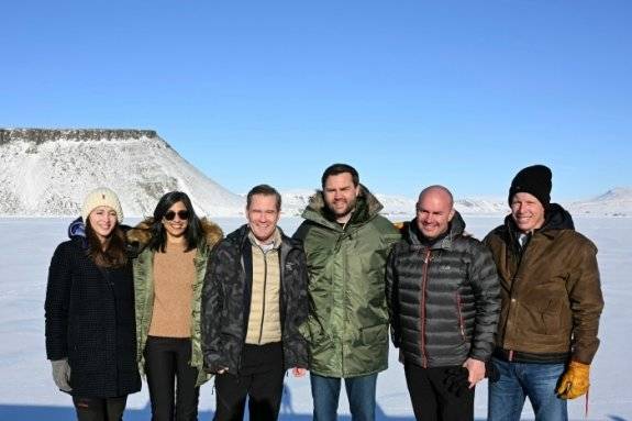 J D 밴스 미국 부통령(오른쪽에서 세 번째)이 이끄는 대표단이 3월 28일(현지시간) 그린란드를 전격 방문했다. 뉴시스