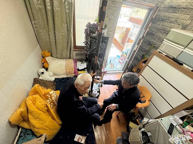 4월1일 대구시 남구 함봉현씨(왼쪽)의 집에 위기관리 사례관리단 김영희씨가 방문했다. ⓒ시사IN 김다은